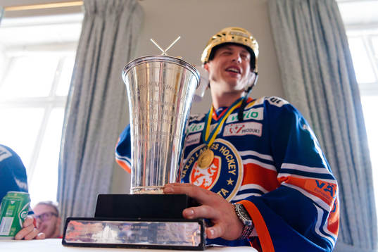Växjös Oliver Bohm vid pokalen när Växjö firar