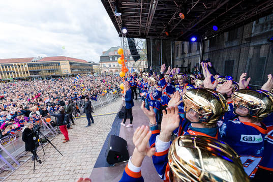Publikhav när Växjö firar SM-guldet på Stortorget