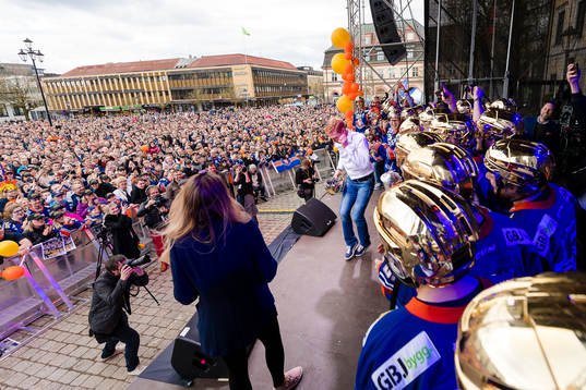 Växjös assisterande tränare Jörgen Jönsson dansar när