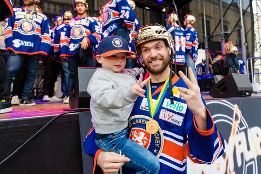Växjös Noah Welch med sin son när Växjö firar