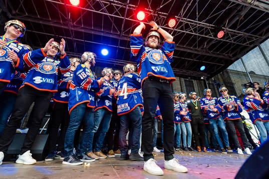 Växjös målvakt Viktor Andrén när Växjö firar