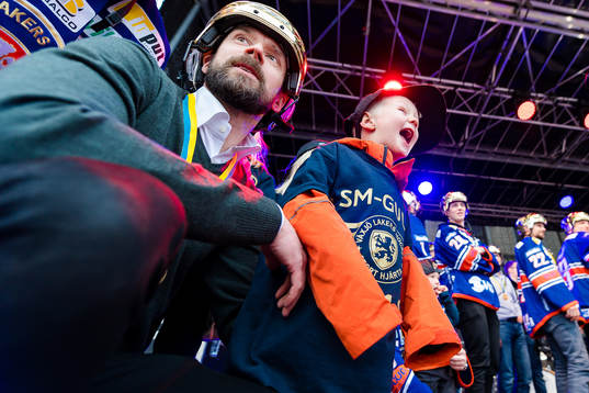 Växjös massör Lenny Anderlycke med sin son när Växjö