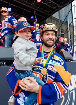 Växjös Noah Welch med sin son när Växjö firar