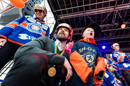 Växjös massör Lenny Anderlycke med sin son när Växjö