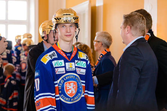 Växjös Elias Pettersson när Växjö firar SM-guldet på