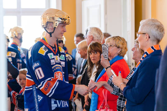 Växjös Elias Pettersson när Växjö firar SM-guldet på