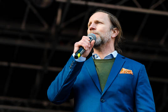 Konferencier Peter Jihde när Växjö firar SM-guldet på