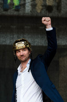Växjös sportchef Henrik Evertsson jublar när Växjö
