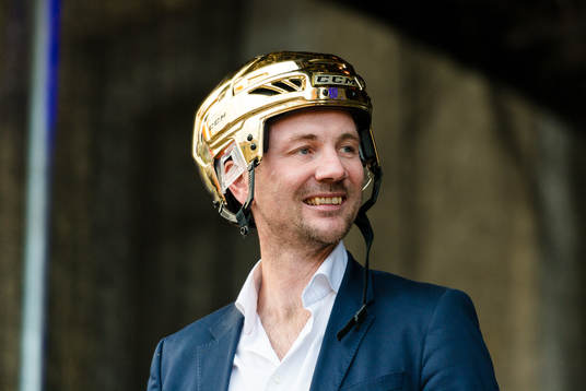 Växjös sportchef Henrik Evertsson när Växjö firar