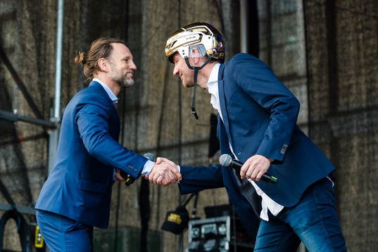 Växjös sportchef Henrik Evertsson hälsar på Peter Jihde