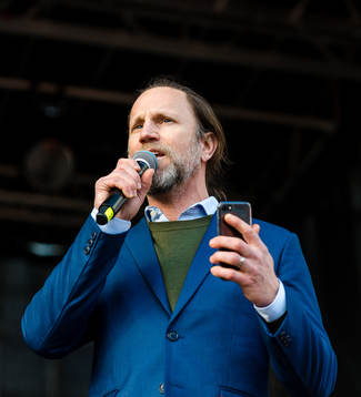 Konferencier Peter Jihde när Växjö firar SM-guldet på