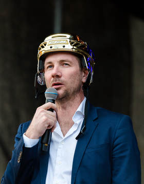 Växjös sportchef Henrik Evertsson när Växjö firar