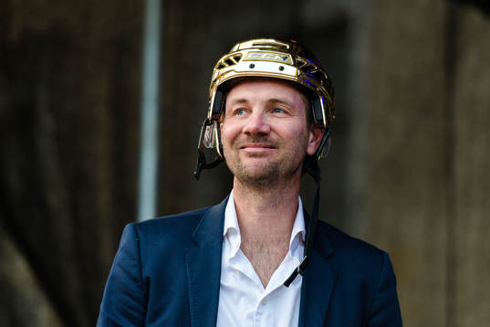 Växjös sportchef Henrik Evertsson när Växjö firar