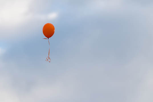 En orange ballong när Växjö firar SM-guldet på