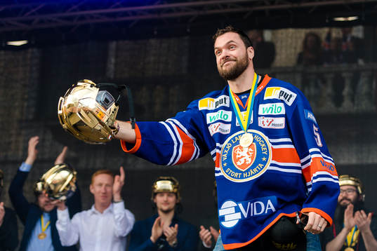 Växjös Noah Welch när Växjö firar SM-guldet på