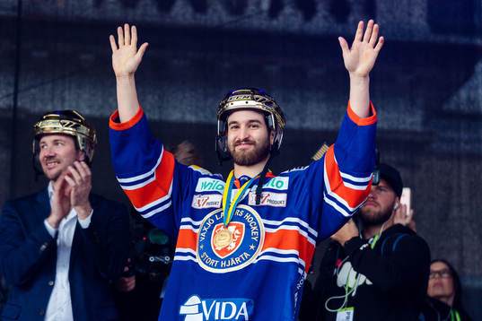 Växjös Andrew Calof när Växjö firar SM-guldet på