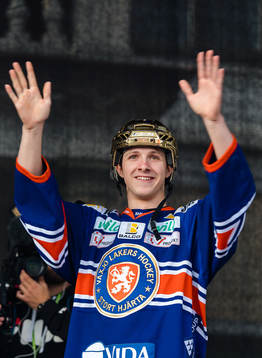 nVäxjös Jonas Röndbjerg är Växjö firar SM-guldet på
