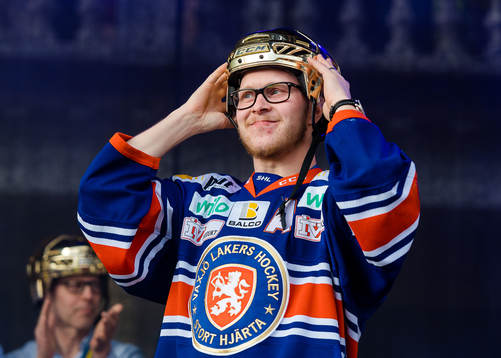 Växjös Tuomas Kiiskinen när Växjö firar SM-guldet på