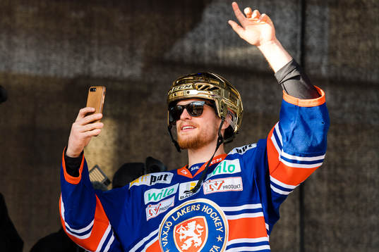 Växjös Brendan Shinnimin när Växjö firar SM-guldet på