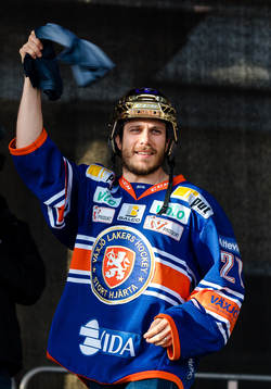 Växjös Andy Miele när Växjö firar SM-guldet på