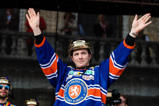 Växjös Nils Carnbäck när Växjö firar SM-guldet på