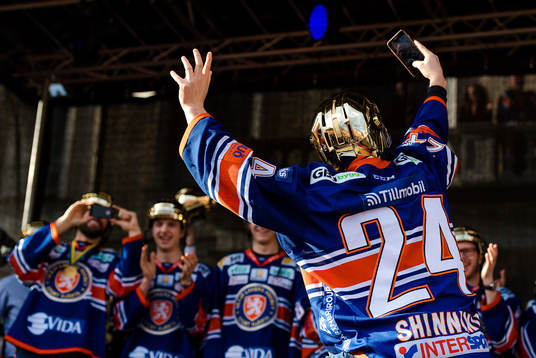Växjös Brendan Shinnimin tar en selfie när Växjö firar