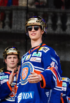 Växjös Elias Pettersson när Växjö firar SM-guldet på