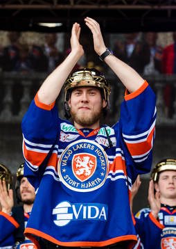 Växjös målvakt Viktor Andrén när Växjö firar