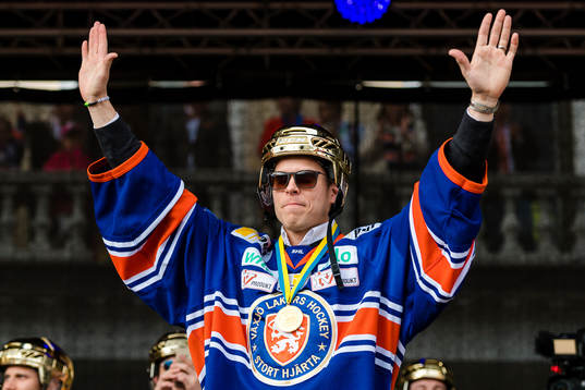 Växjös målvakt Viktor Fasth när Växjö firar SM-guldet