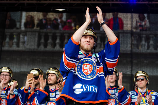 Växjös målvakt Viktor Andrén när Växjö firar