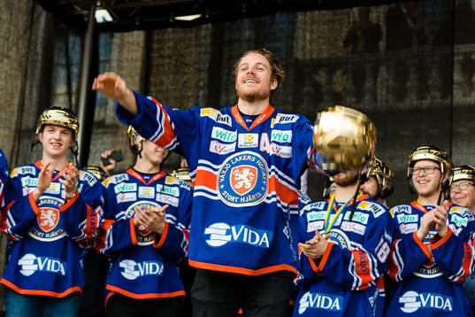 Växjös Erik Josefsson när Växjö firar SM-guldet på
