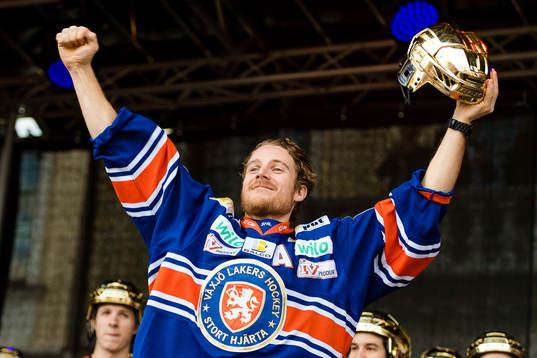 Växjös Erik Josefsson när Växjö firar SM-guldet på