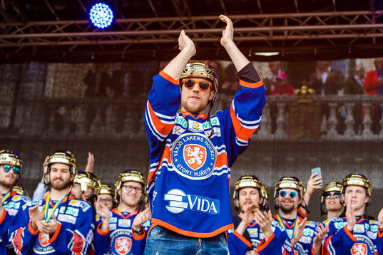 Växjös Eric Martinsson när Växjö firar SM-guldet på