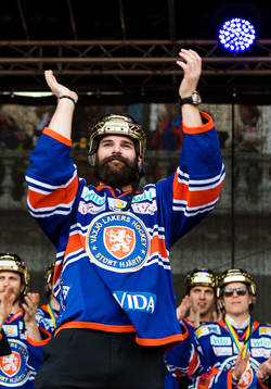 Växjös Linus Fröberg när Växjö firar SM-guldet på