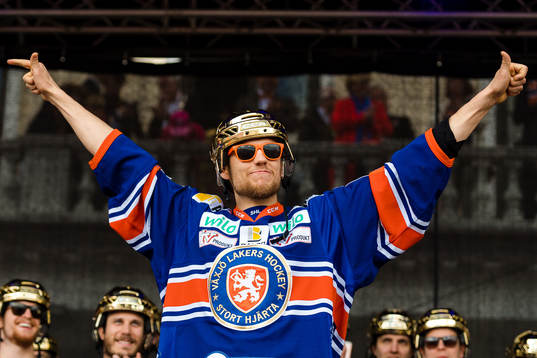 Växjös Eric Martinsson när Växjö firar SM-guldet på