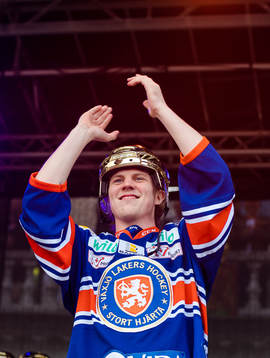 Växjös Joel Persson när Växjö firar SM-guldet på