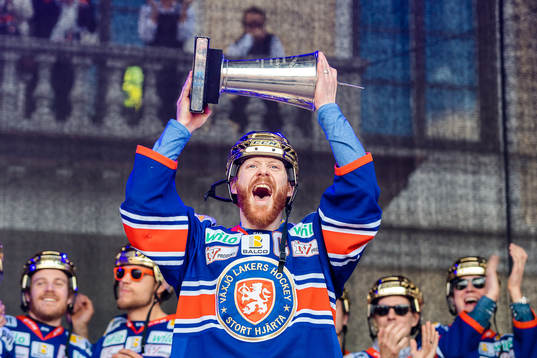 Växjös Liam Reddox jublar med pokalen när Växjö firar