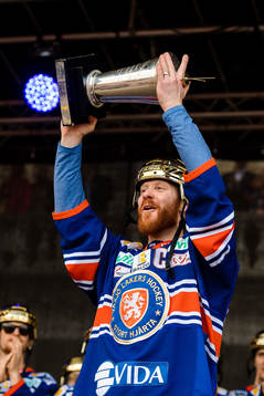 Växjös Liam Reddox jublar med pokalen när Växjö firar