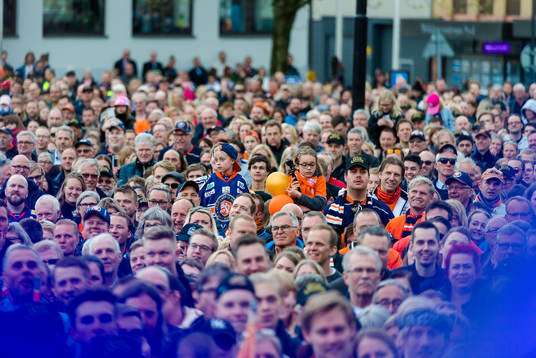 Publikhav när Växjö firar SM-guldet på Stortorget