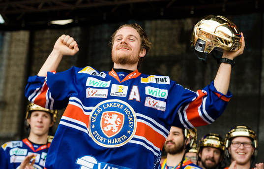 Växjös Erik Josefsson när Växjö firar SM-guldet på
