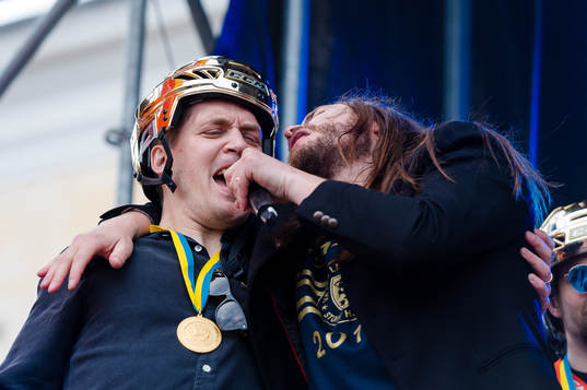 Växjös tränare Sam Hallam sjunger när Växjö firar