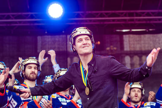 Växjös tränare Sam Hallam när Växjö firar SM-guldet
