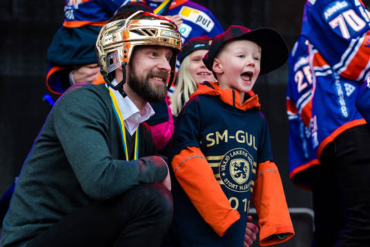 Växjös massör Lenny Anderlycke med sin son när Växjö