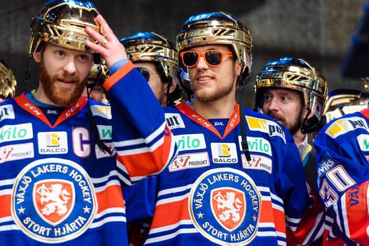 Växjös Eric Martinsson när Växjö firar SM-guldet på
