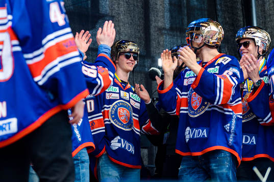 Växjös Elias Pettersson när Växjö firar SM-guldet på