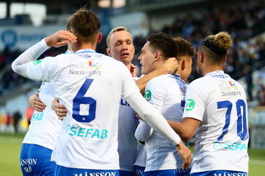 Norrköpings Gudmundur Thorarinsson kramar om David Moberg