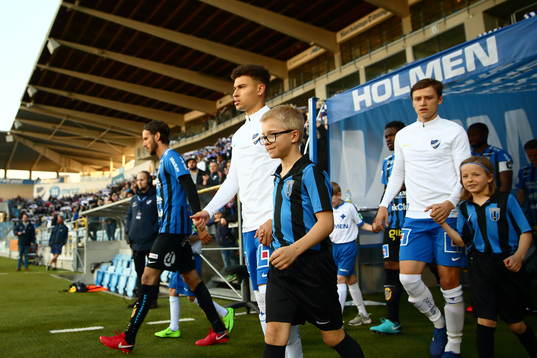 Norrköpings Jordan Larsson gör entre till fotbollsmatchen