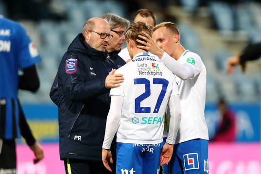 Norrköpings Arnór Sigurdsson har ont och blir omklappad