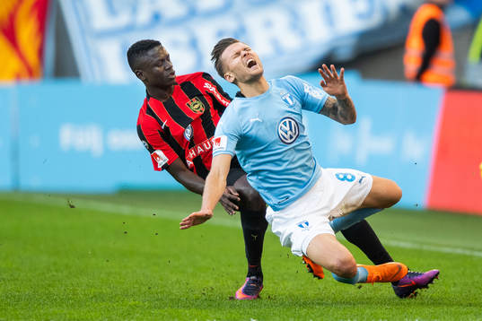 Malmö FFs Arnór Ingvi Traustason tacklas av