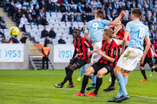 Malmö FFs Markus Rosenberg nickar in 1-0-målet